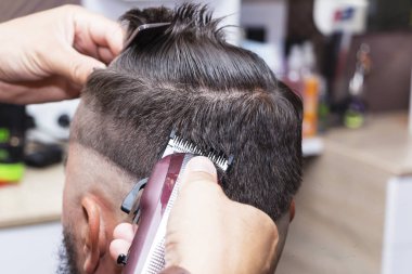 Erkek saç şekillendirme ve Kuaför Salonu makine ve saç kesme makineleri makas yardımı ile damat.