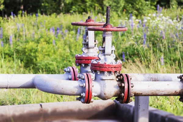 Büyük çaplı boru hattı valf kapalı. Kapak kapama vanalar.