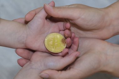 Bitcoin kavramı. Çocuk bitcoin paylaşın. Çocuk el ve bitcoin.