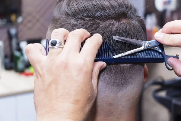 Mens hair Styling and grooming with the help of scissors machine and hair clippers in the hair salon. — Stock Photo, Image
