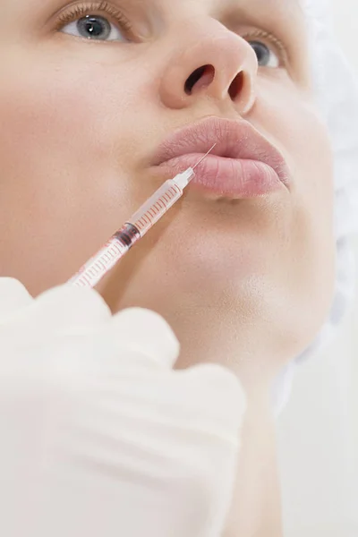 Jonge Vrouw Krijgt Injectie Haar Lippen Vrouw Schoonheidssalon Plastische Chirurgie — Stockfoto