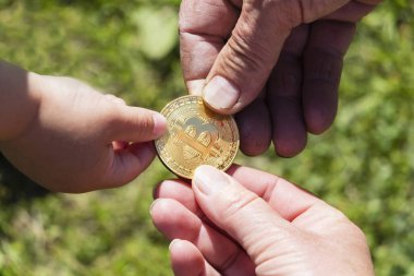 Farklı insanların bir altın sikke bitcoin tutan eller. Arka plan bulanık