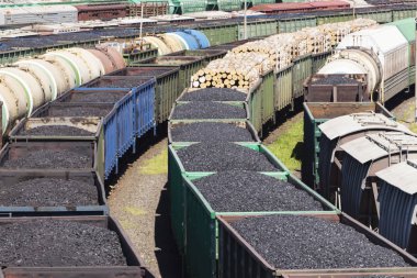 Raylı arabalar, kömür ile yüklü bir tren kömür taşımaktadır..