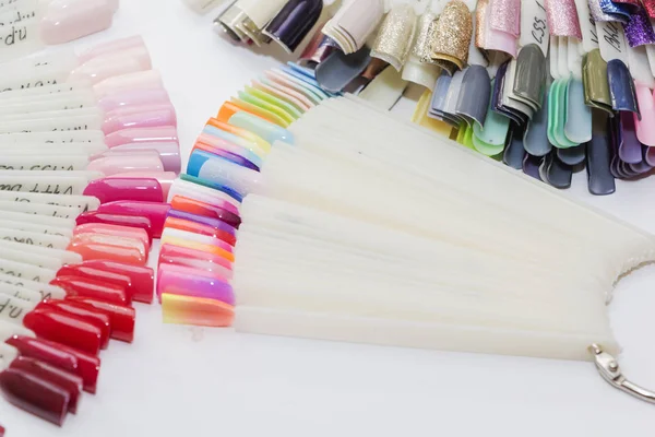 Fan sanat oje örnekleri üzerinde beyaz izole ipuçları