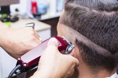 Erkekler saç şekillendirme ve Kuaför Salonu makine ve saç kesme makineleri makas yardımı ile damat