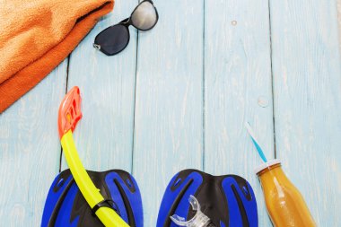 mavi palet ve gözlük açık mavi renkli