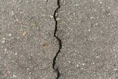 yüzeyi boyunca yayılan çatlaklar ile asfalt