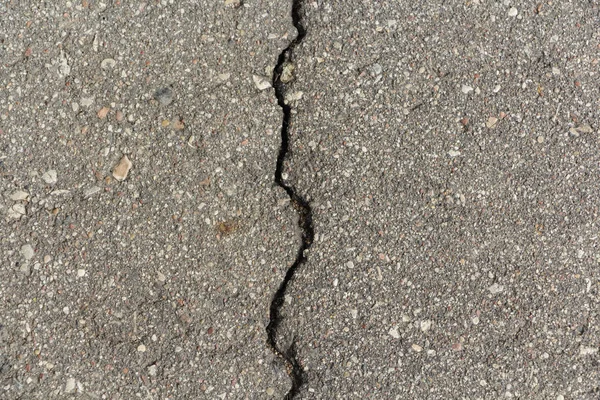 yüzeyi boyunca yayılan çatlaklar ile asfalt