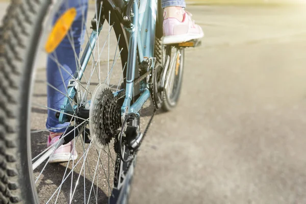 Sluiting van een fietsversnellingsmechanisme en ketting op het achterwiel van een mountainbike. — Stockfoto