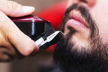 Sakal şekillendirme ve kesti. Kızıl Sakal stil kırpılmış fotoğrafı kapatın. Reklam ve Kuaför Salonu konsept.