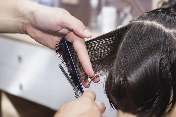 stilist Kuaför saç kesimi closeup yapıyor Kuaför Salonu.