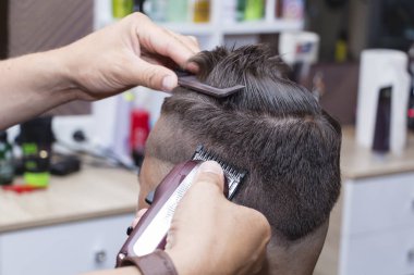 Erkekler saç şekillendirme ve Kuaför Salonu makine ve saç kesme makineleri makas yardımı ile damat