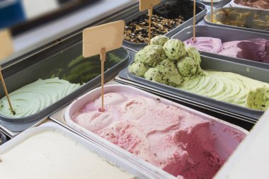 Dondurma çubuğu. Dondurma konteyner içinde