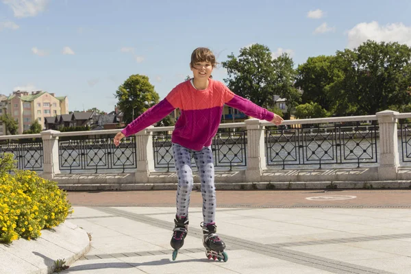 Fille sur patins à roulettes. Mode, extrême, les jeunes et les gens concept-tout à fait élégant dans le parc de la ville, cool film de fille en plein air . — Photo