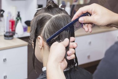 stilist Kuaför saç kesimi closeup yapıyor Kuaför Salonu.