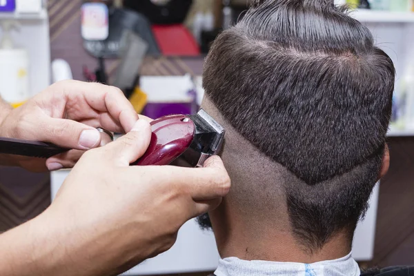Мужские волосы Стилизация и уход с помощью ножниц машины и стрижки волос в парикмахерской . — стоковое фото