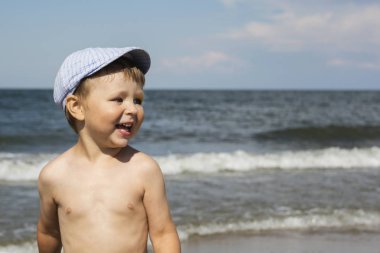 Küçük gülümseyen Bebek Çocuk deniz kumlu plaj.