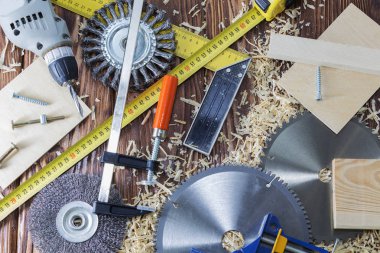 Klipleri, keskiler ve Ahşap Atölyesi'nde Masaüstü üzerindeki fişlere bileşimi.