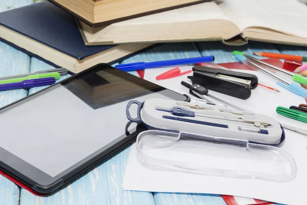 Okul malzemeleri ahşap mavi zemin üzerine.