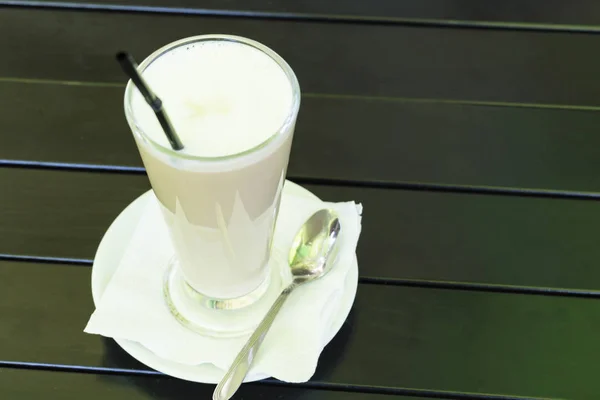 Вкусный Холодный Молочный Коктейль Черном Деревянном Фоне — стоковое фото
