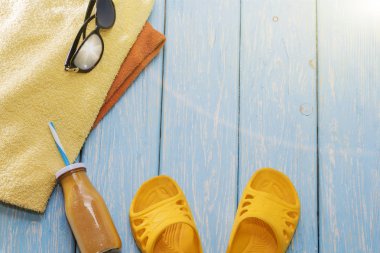 Sahilde yaz tatili. Sarı terlik, güneş gözlüğü ve kokteyl.