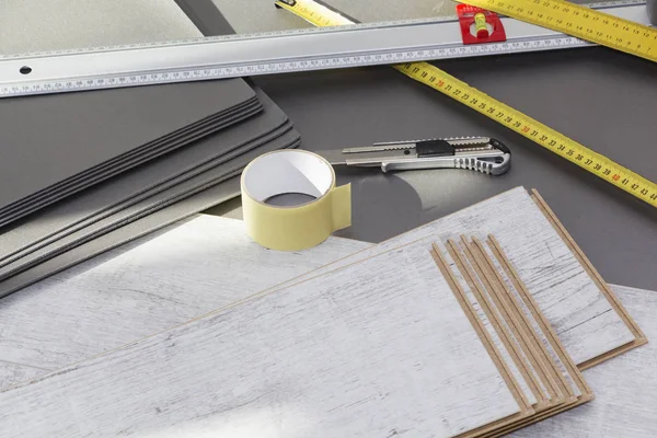 Döşeme levhaları ve bunları yüklemek için araçlar.