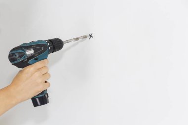 Makineyle ya da matkapla sondaj yapan ya da çalışan.