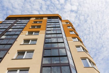 Güneşli bir günde gökyüzüne karşı modern apartman binası