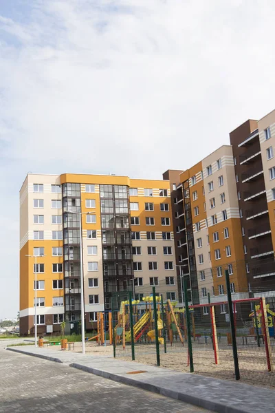 Güneşli bir günde gökyüzüne karşı modern apartman binası