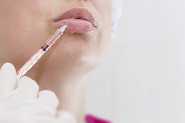 Genç kadın, onun Dudak enjeksiyon alır. Kadın güzellik salonu. Plastik Cerrahi Kliniği