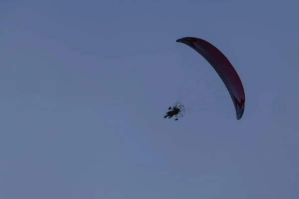 Mensen Paragliding Vliegen Lucht Die Avonds Zonsondergang Tijd Voor Hun — Stockfoto