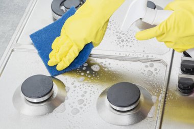 Sarı eldiven gaz sobası yıkama elinde