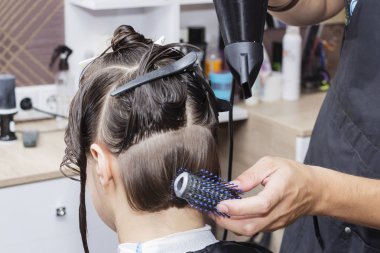 stilist Kuaför saç kesimi closeup yapıyor Kuaför Salonu.