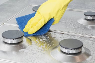 Sarı eldiven gaz sobası yıkama elinde