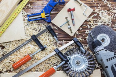 ağaç üzerinde üst görünümden farklı araçlar kümesi. Sanayi