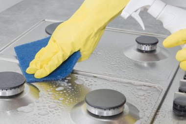 Sarı eldiven gaz sobası yıkama elinde