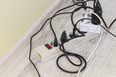 Bir sürü elektrik prizi-olanaklı kılmak aygıt. Güç tasarrufu.