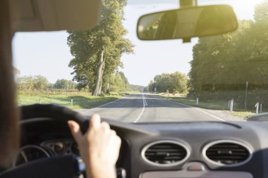 Direksiyon tutan kadının el Close-up. Kız sürücü bir arabanın direksiyonuna rides.