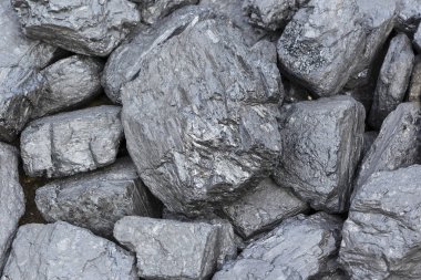 Siyah kömür yığını topaklar, yakıt ve güç kavramı