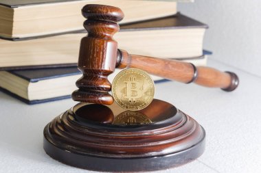 Hakimler çekiç ve bitcoin altın madeni para. Dijital para.