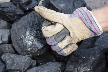 Madenci baş parmak işareti ile kömür kömür arka plan üzerinde göstermek yukarıya