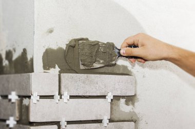 Seramik karo döşeme. Oluşturucu onarım yapar.