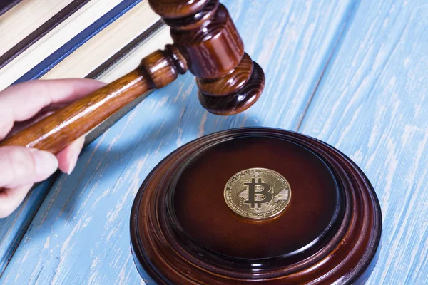 Hakimler çekiç ve bitcoin altın madeni para. Dijital para.