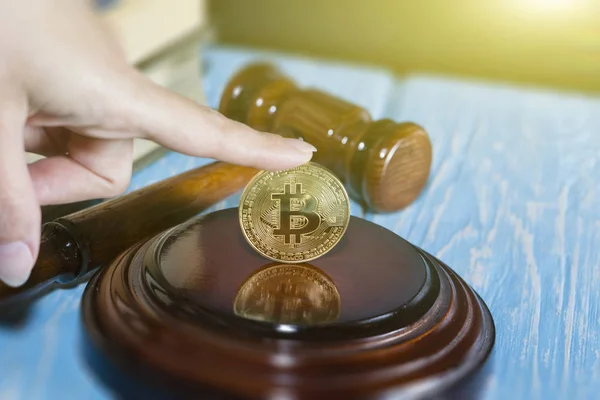 Hakimler çekiç ve bitcoin altın madeni para. Dijital para.