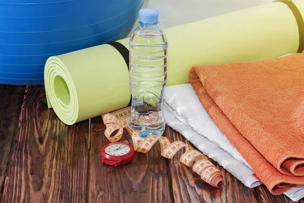 Equipamiento deportivo, Fit ball, esterilla de yoga y botella de agua de cerca — Foto de Stock