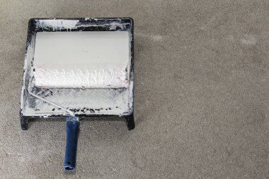 Ressam yakın bir duvar boya silindiri ile boyuyorum