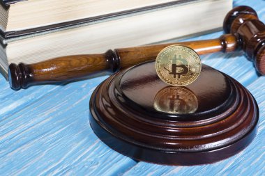 Hâkim'in çekiç ve bitcoin altın sikke. Dijital para