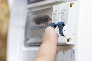 El puan güç metre içinde bir sigorta için. Adam devre dışı bırakır geçerli sigortalar, emniyet konsepti güç bastırma ve elektrikli cihazlar korunması.