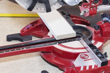 Marangoz işyeri. Talaş ile ahşap masa üstünde alet marangoz. Bileşik kesme plakalar ahşap arka plan Mitre gördüm