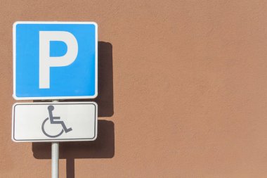 Hareket engelliler – Park üzerinde olan kişilerin işaret yeri